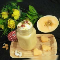 A picture of Muskmelon Smoothie with Icecream.