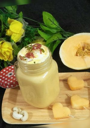 A picture of Muskmelon Smoothie with Icecream.