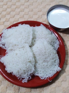 இடியாப்பம் தேங்காய் பால் (Idiyappam Thengai Paal Recipe in Tamil) செய்முறை முக்கிய புகைப்படம்