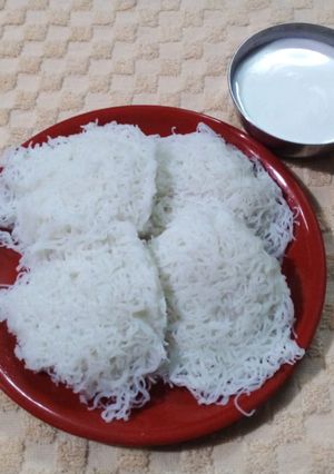 இடியாப்பம் தேங்காய் பால் (Idiyappam Thengai Paal Recipe in Tamil) செய்முறை முக்கிய புகைப்படம்