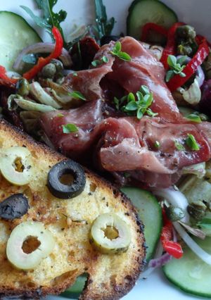 Une photo de Bresaola mariné et tartine aux olives