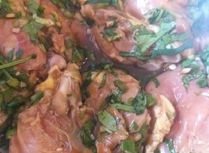 Una foto de Muslitos de pollo marinados