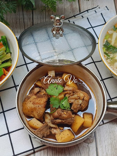 Hình của món Cơm nhà 3 món với khoai tây và bông cải.