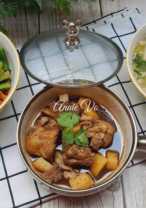 Hình của món Cơm nhà 3 món với khoai tây và bông cải.