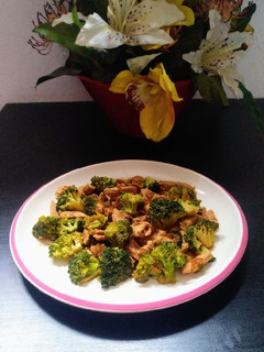 Una foto de Pollo salteado con brócoli y soja
