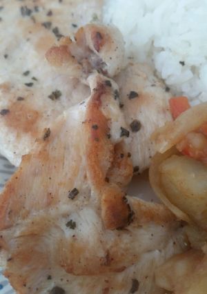 Una foto de Pollo con albahaca