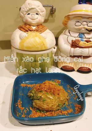 Hình của món Miến xào ghẹ bông cải xanh, topping là hạt lanh xay.