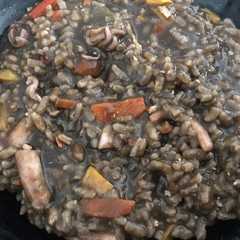 Una foto de Arroz meloso con chipirones en su tinta
