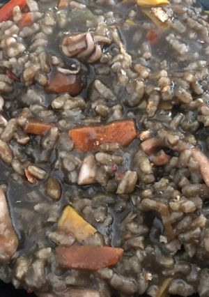 Una foto de Arroz meloso con chipirones en su tinta