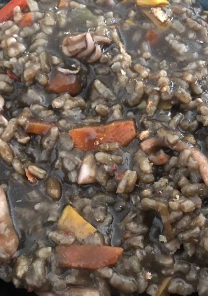Una foto de Arroz meloso con chipirones en su tinta