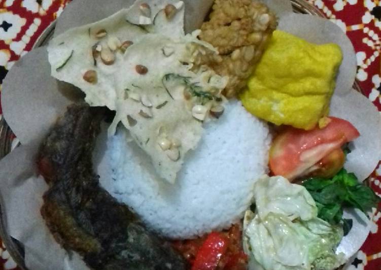 Pecel lele kumplit