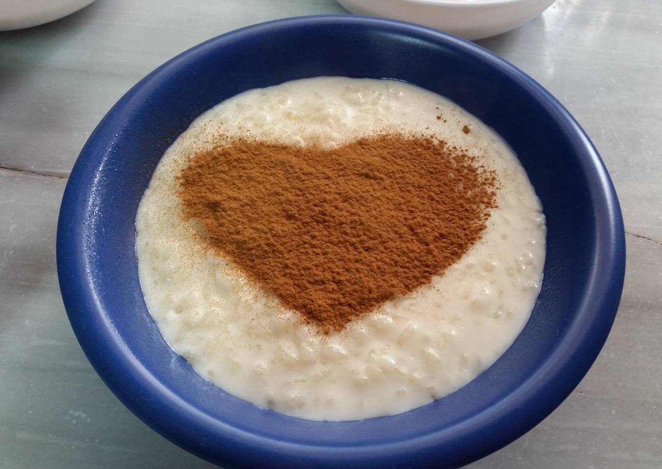 Arroz con leche y corazones de canela