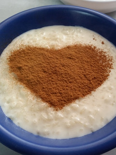 Una foto de Arroz con leche y corazones de canela