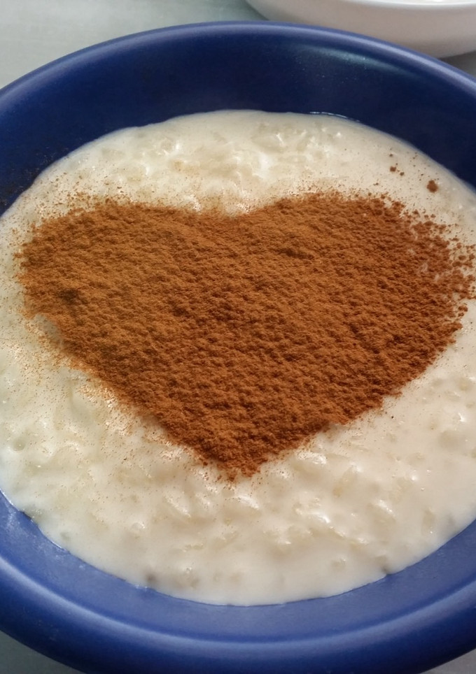 Una foto de Arroz con leche y corazones de canela