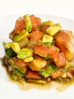 Una foto de Tartar de tomate y aguacate