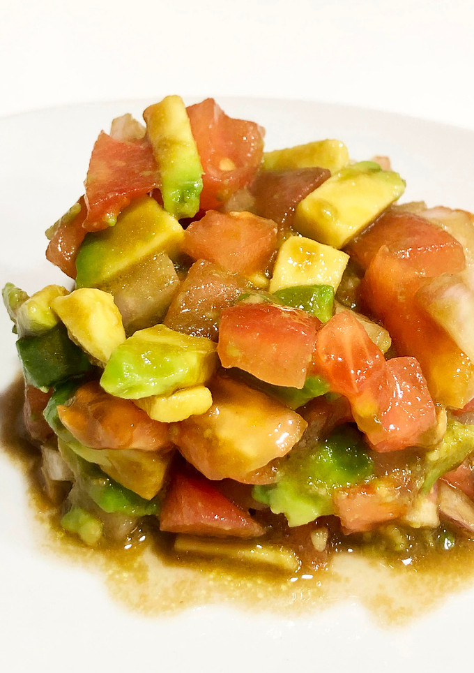 Una foto de Tartar de tomate y aguacate