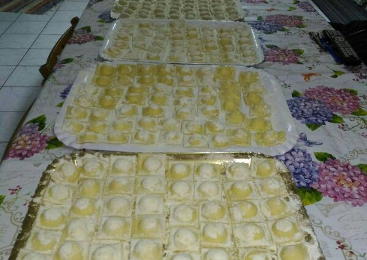 Ravioli di ricotta con sfoglia all'uovo.