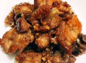 Hình của món Sườn rim tỏi.