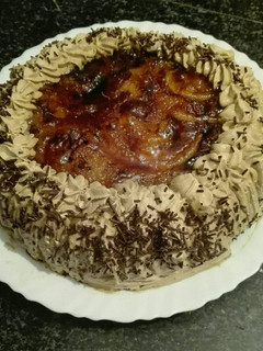 Una foto de Tarta de yema tostada y moka