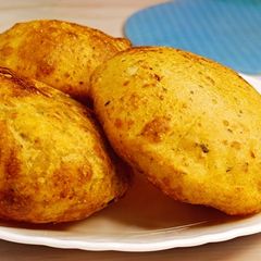 A picture of Aloo -Suji Poori.