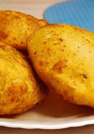 A picture of Aloo -Suji Poori.