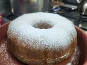Una foto de torta dorada