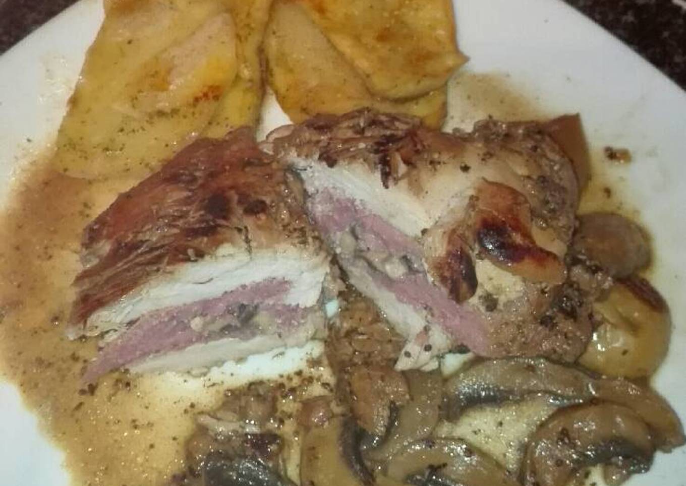 Pechuga de pollo rellena de salchichas frescas y champiñones naturales