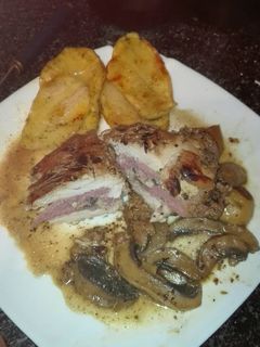 Una foto de Pechuga de pollo rellena de salchichas frescas y champiñones naturales