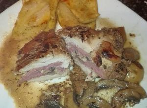 Foto principal de Pechuga de pollo rellena de salchichas frescas y champiñones naturales