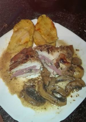 Una foto de Pechuga de pollo rellena de salchichas frescas y champiñones naturales