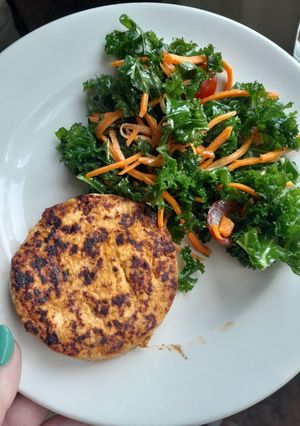 Una foto de Hamburguesas de pollo y vegetales