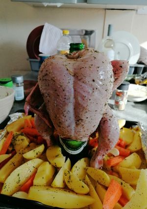 O poză a rețetei Pui pe sticlă cu legume la cuptor.