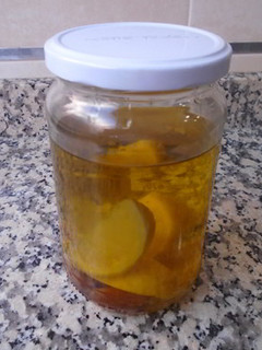 Una foto de Aceite de ajo y limón