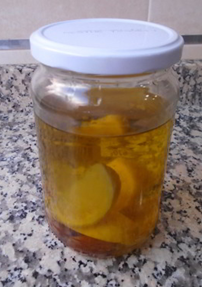Una foto de Aceite de ajo y limón