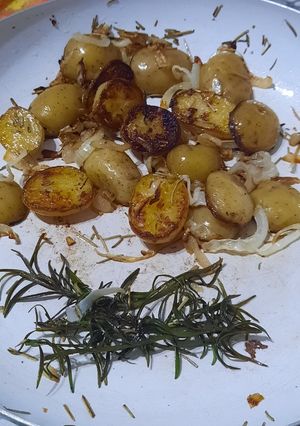 Una foto de Papines, tomillo y romero (hierbas en la cocina)