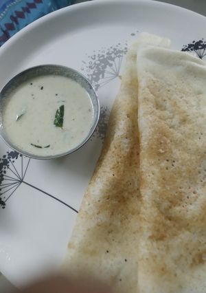 A picture of Coconut chutney with Dosa.