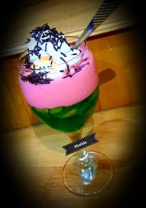 A picture of Mangopowder drizzeled StrawberryPudding.