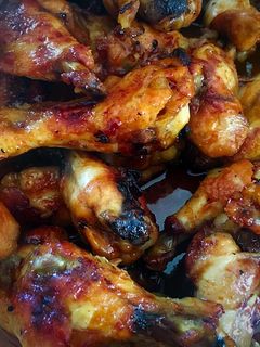 Una foto de Alitas de pollo con miel, soja y cítricos