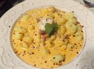 Foto principal de Ñoquis de patatas con salsa de bacon