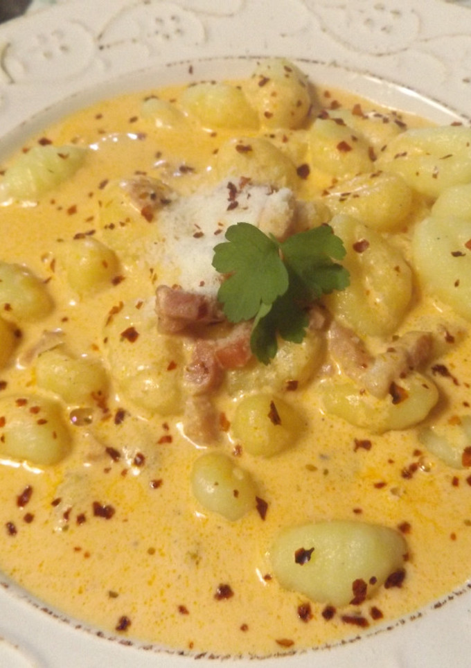 Una foto de Ñoquis de patatas con salsa de bacon