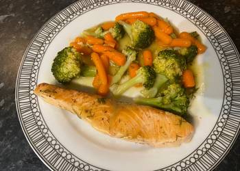 Easiest Way to Make Tasty Salmon with Broccoli and baby carrots in lemon sauce