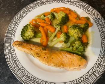 Ready to Serve Salmon with Broccoli and baby carrots in lemon sauce Restaurant Style