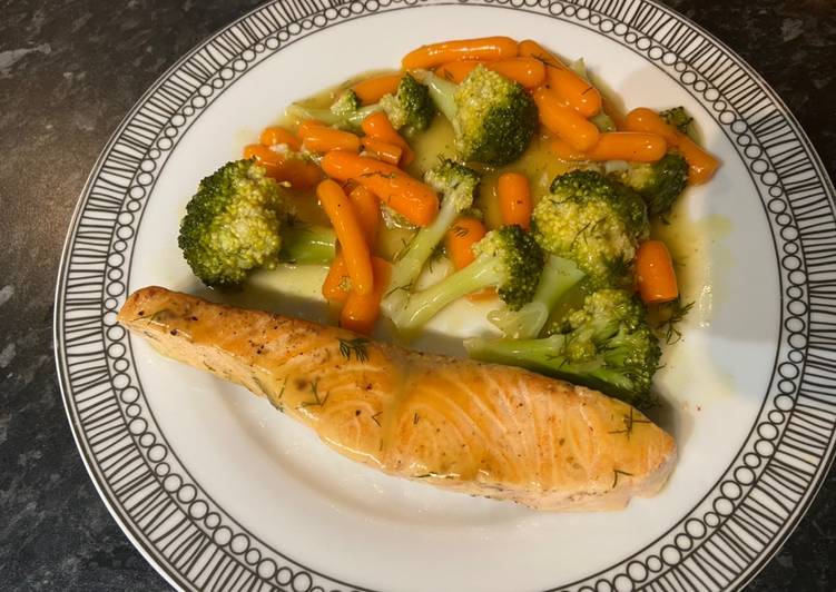 Salmon with Broccoli and baby carrots in lemon sauce Salmon with Broccoli and baby carrots in lemon sauce