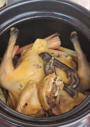 Hình của món Gà tre rang muối.