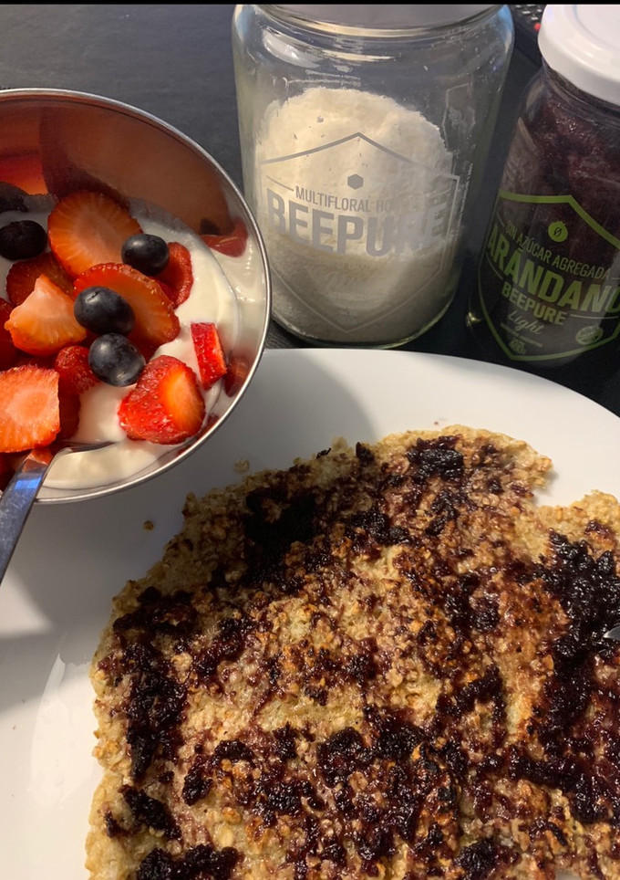 Una foto de Panqueque de avena con yoghurt y fruta