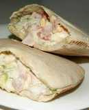 Pan de pita relleno de jamón y queso