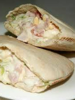 Una foto de Pan de pita relleno de jamón y queso