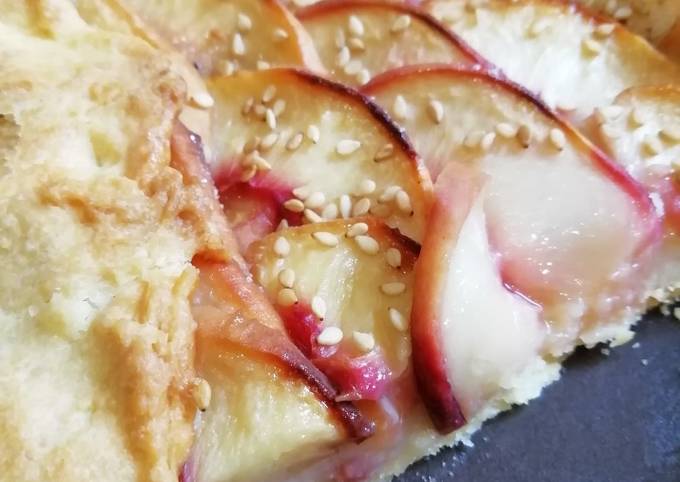 Tarte rustique à la pêche et sésame torréfié