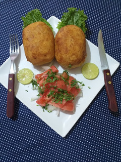 Una foto de Papas rellenas con pino de atún y ensalada chilena