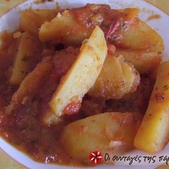 A picture of Potatoes stewed with tomatoes and onions.